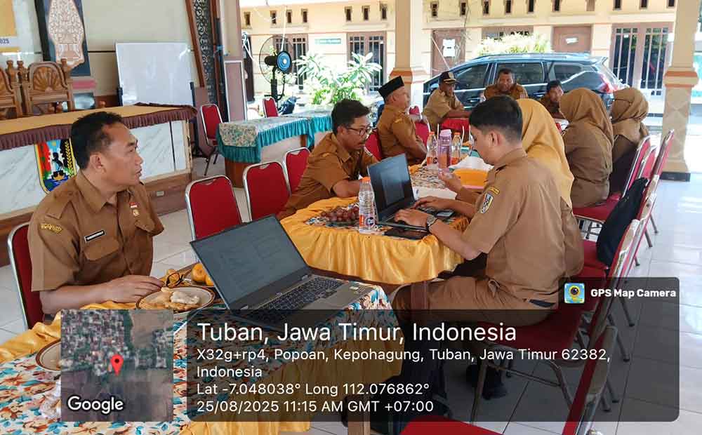 Tim Inspekda Tuban saat melakukan pemeriksaan di Balai Desa Kepohagung, Kecamatan Plumpang, Tuban.