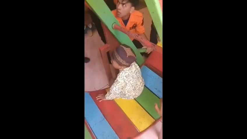 Damkar kota Pasuruan saat mengevakuasi anak kecil yang terjepit putaran bermain.