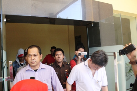 dua tersangka penyelundupan BBM saat digelandang di Kejari Perak Surabaya. foto:nur faishal/BANGSAONLINE