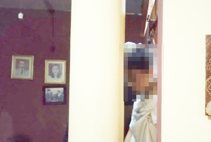 Jenazah korban saat ditemukan gantung diri di kusen kamar rumah.