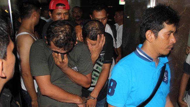 Para homoseksual yang digrebek polisi di Surabaya. Pesta seks menyimpang itu berlangsung di ruang kamar hotel eksekutif Hotel Oval Surabaya, Minggu, 17 April 2017. Foto: ANTARA/Septianda Perdana/CNNIndonensia.