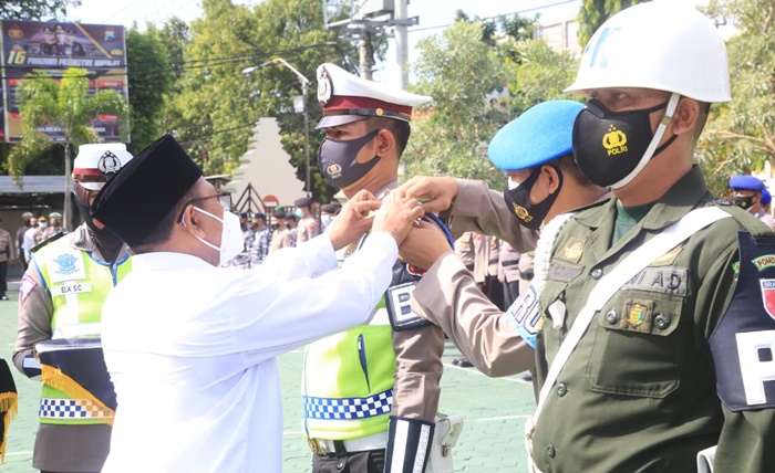 Wabup Sugirah menyematkan tanda pengenal kepada petugas.