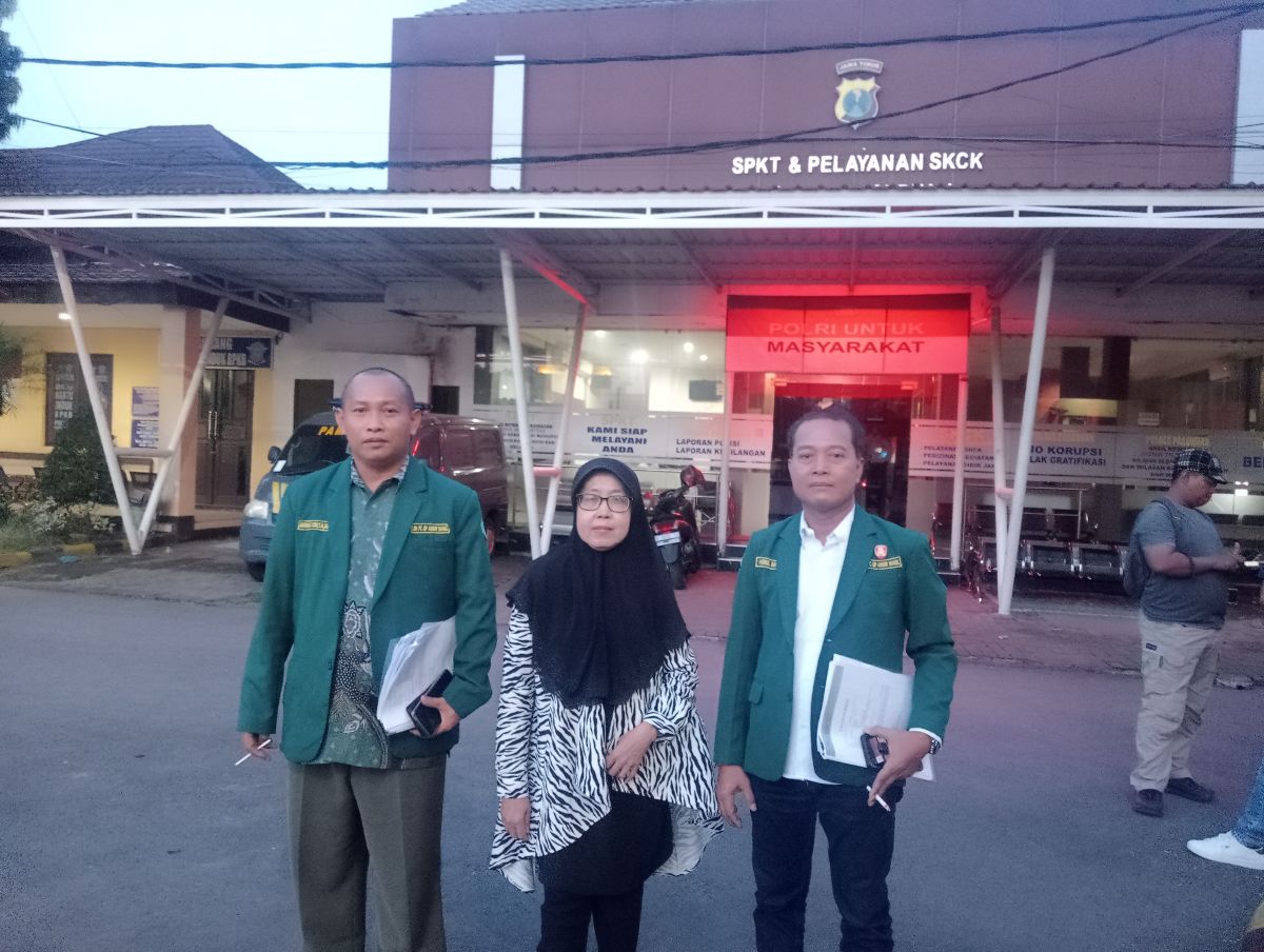 Hj. Endang (tengah) didampingi kuasa hukumnya dari LBH Ansor Bangil saat berada di Mapolres Pasuruan