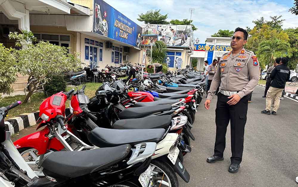 Kasatlantas Polres Tuban Kompol Achmad Robial saat memeriksa puluhan motor yang tidak sesuai standar pabrikan.