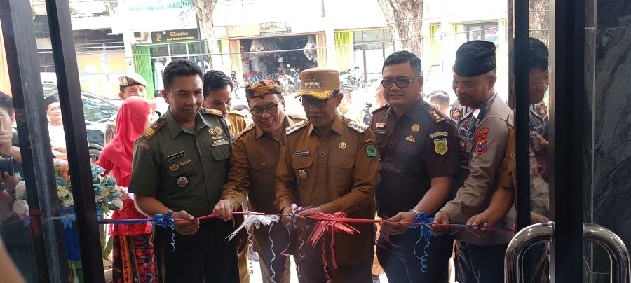 Bupati Pamekasan Kholilurrahman saat sesi pemotongan pita sebagai tanda peresmian gedung perpusda M. Tabrani