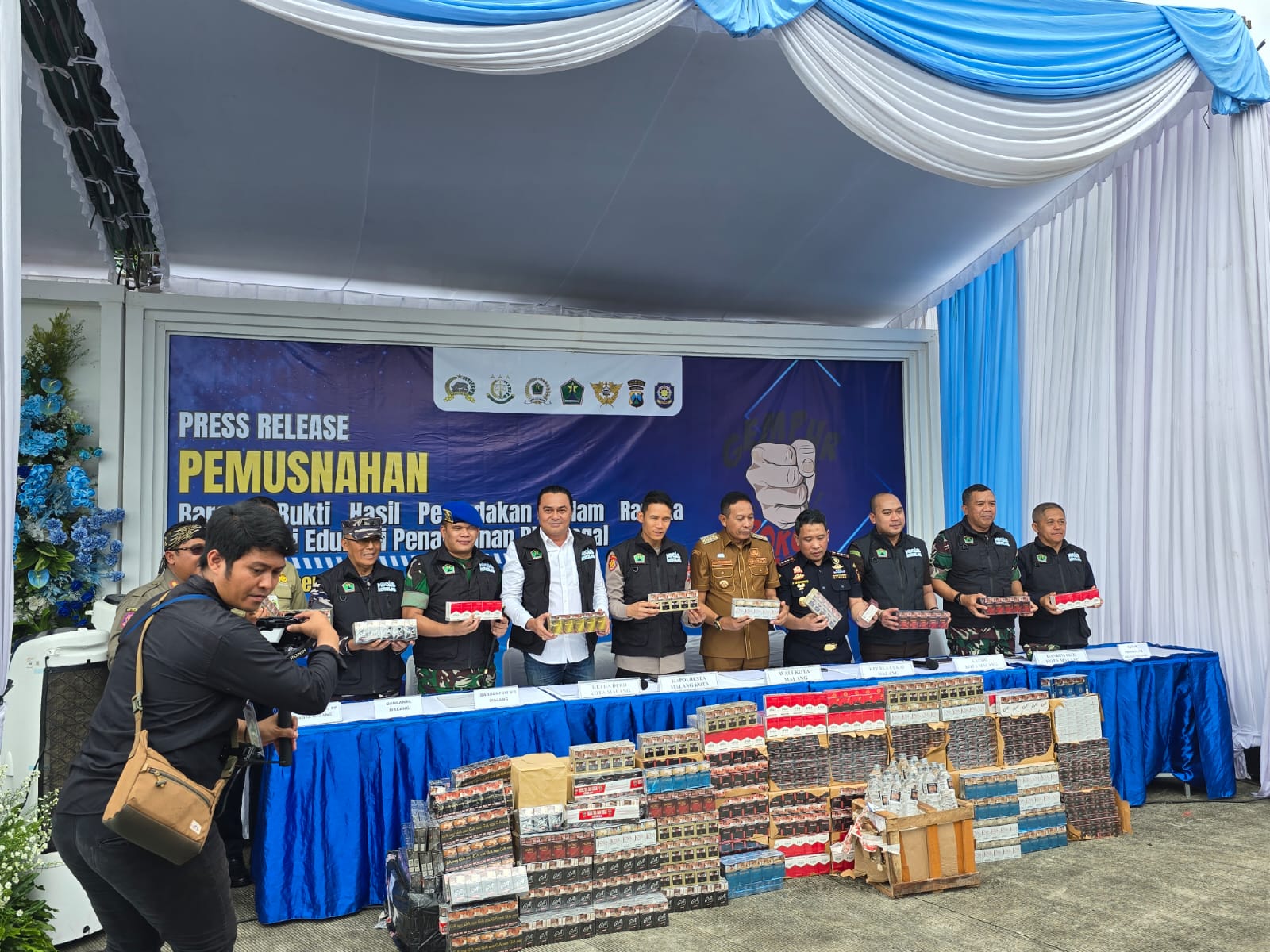 Pemusnahan barang bukti hasil penindakan yang dilakukan Bea Cukai Malang dan Satpol PP Kota Malang
