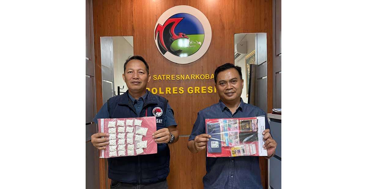 Petugas dari Satresnarkoba Polres Gresik ketika menunjukkan barang bukti penangkapan narkotika jenis dobel L. Foto: Ist.
