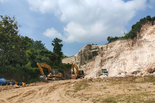 Kondisi penambangan bukit kapur di Desa Prupuh, Kecamatan Panceng.