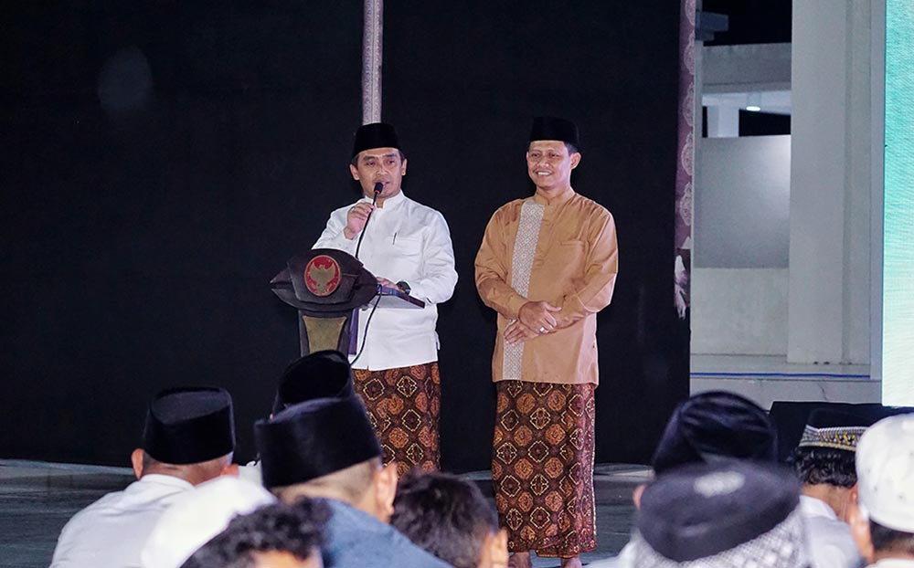 Wali Kota Pasuruan Adi Wibowo didampingi Wakil Wali Kota Pasuruan Nawawi saat menyampaikan sambutan dalam refleksi satu tahun kepemimpinannya.