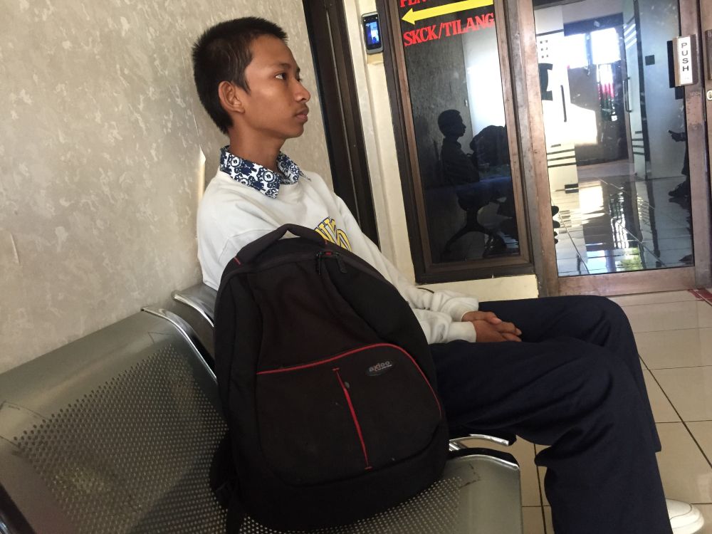 Korban saat melapor ke Polsek Genteng didampingi sang ayah