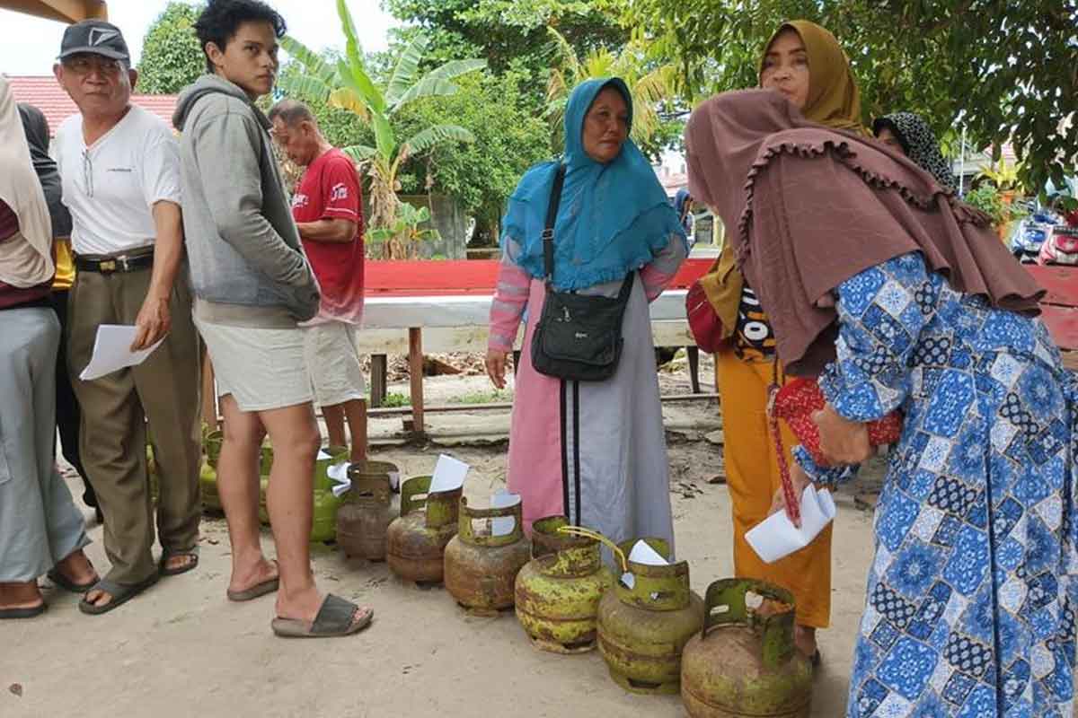 Warga saat menunggu antrean untuk membeli gas melon di kegiatan operasi pasar elpiji 3 kg yang dilaksanakan di Kantor Kelurahan Panarung, Kecamatan Pahandut, Kota Palangka Raya, Kalimantan Tengah, Selasa (18/2/2025). Foto: Kompas.com