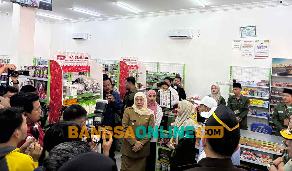 Gubernur Khofifah saat meninjau Koperasi Desa Merah Putih di Desa Pucangan, Kecamatan Montong, Tuban. Foto: SUWANDI/BANGSAONLINE