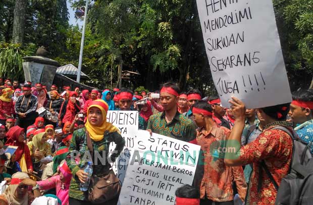 Aksi para GTT saat demo di depan rumah dinas bupati Tulungagung. foto: FERI WAHYUDI/ BANGSAONLINE