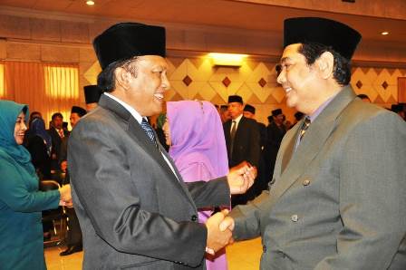 Bupati, Sambari HR ketika memberikan ucapan selamat kepada Hari Sucipto usai pelantikan. foto: syuhud/ BANGSAONLINE