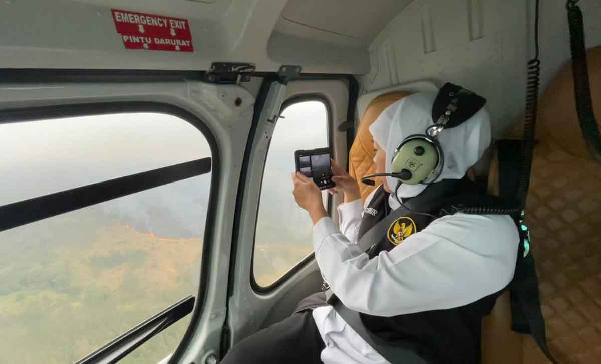 Gubernur Khofifah saat meninjau kebakaran hutan dan lahan di Gunung Arjuno.