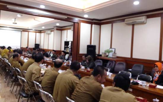 Banggar DPRD Gresik ketika evaluasi triwulan kinerja 18 camat. foto: syuhud/ BANGSAONLINE