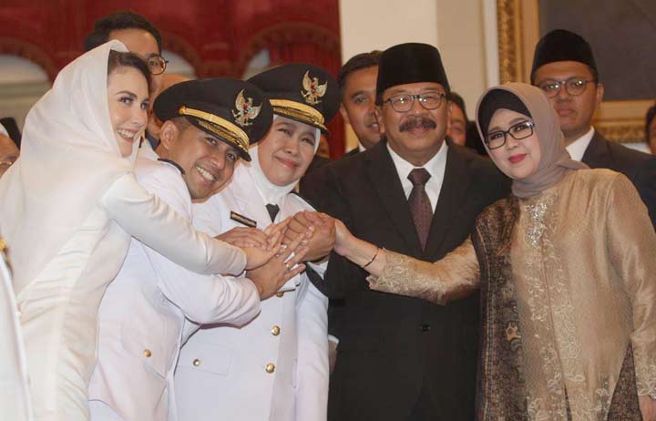 Khofifah dan Emil berfoto bersama Pakde Karwo dan istri usai pelantikan sebagai Gubernur dan Wagub Jatim di istana negara. foto: ist