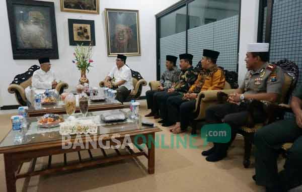 Kapolda Jawa Timur Irjen Pol Machfud Arifin saat bertemu KH Solahudin Wahid (Gus Solah) di Ponpes Tebuireng Jombang, Jumat (3/2) malam. foto: RONY S/ BANGSAONLINE 
