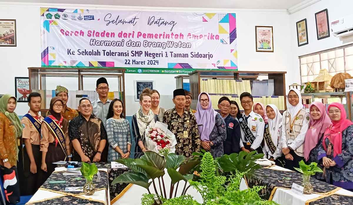 SMPN 1 Taman, Sidoarjo, saat menerima kunjungan Sarah Sladen, perwakilan United States Agency for International Development.