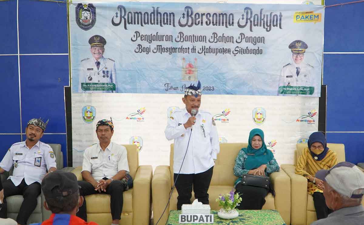 Bupati Situbondo, Karna Suswandi, saat penyerahan bantuan paket sembako di Kecamatan Asembagus.