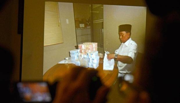 Layar proyektor memperlihatkan tersangka dan barang bukti uang dari operasi tangkap tangan kasus suap terkait jual beli gas alam pembangkit listrik di Gresik dan Gili Timur, saat jumpa pers di kantor KPK, Jakarta, 2 Desember 2014. KPK menangkap mantan Bupati Bangkalan yang juga Ketua DPRD Bangkalan, Fuad Amin. ANTARA/Fanny Octavianus/tempo.co.id