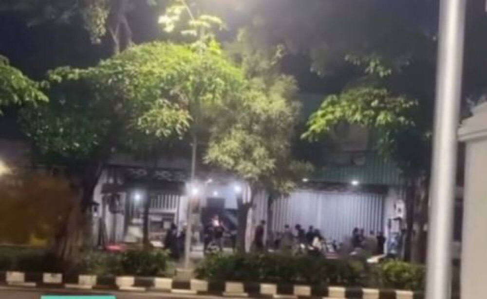 Tangkapan layar video viral saat korban terjatuh usai mencoba menggagalkan aksi begal di Jl. Arjuno