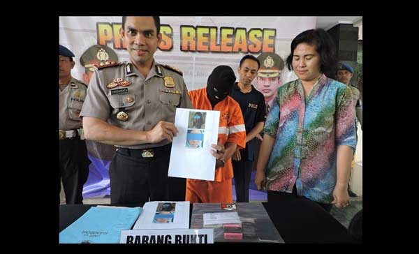 AKBP Singgmata, Kapolres Malang Kota, saat menggelar rilis mucikari di Mapolres Malang Kota. foto: iwan irawan/ BANGSAONLINE