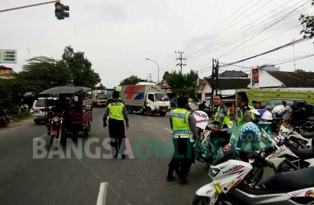 Petugas Satlantas Polres Tuban saat memblokade jalan Pantura di Kecamatan Jenu. foto: SUWANDI/ BANGSAONLINE