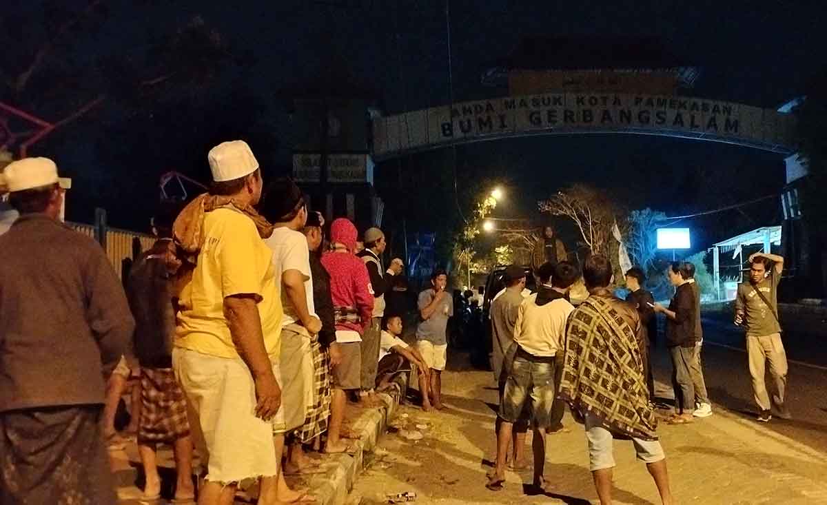 Masyarakat ketika berjaga di Jalan Raya Tlanakan, Pamekasan.