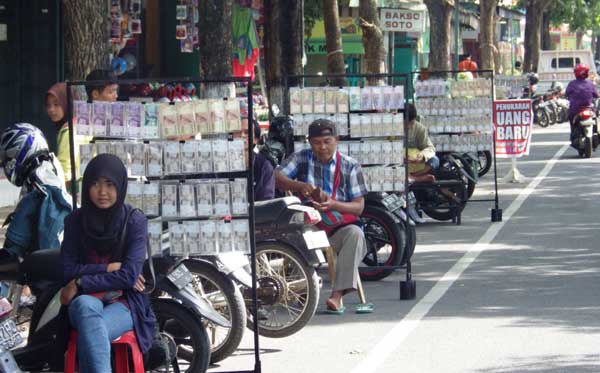 Jasa penukaran uang receh yang berjejer di sepanjang Jl Pangeran Antarsari. Foto: agus suprianto/BANGSAONLINE