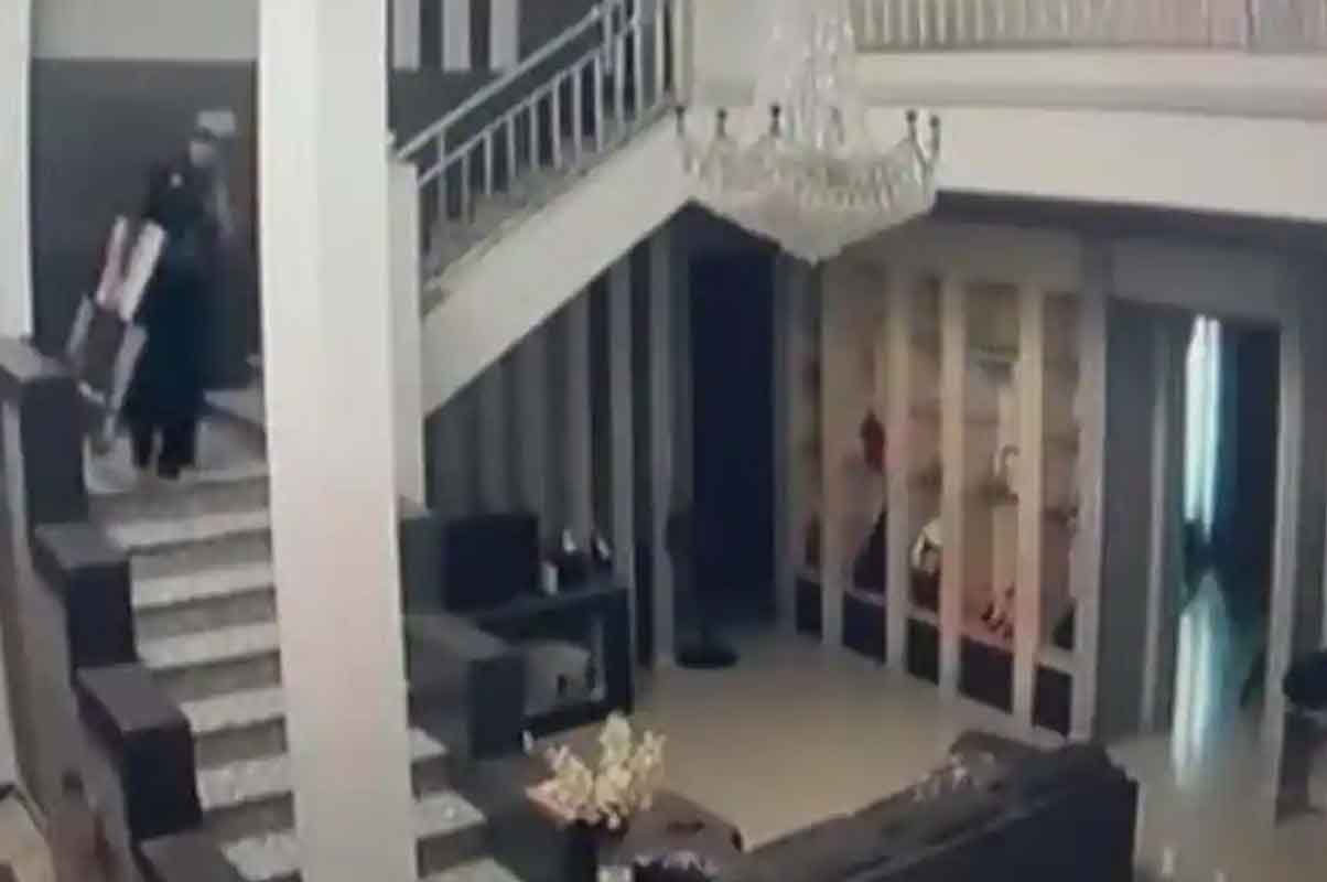 Tangkapan layar rekaman CCTV di rumah korban perampokan. Terlihat beberapa pelaku menggunakan seragam salah satu provider internet. Foto: Ist.