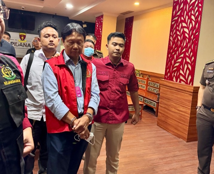 Awan Setiawan menggunakan rompi tahanan Kejati saat digelandang oleh anggota Pidsus