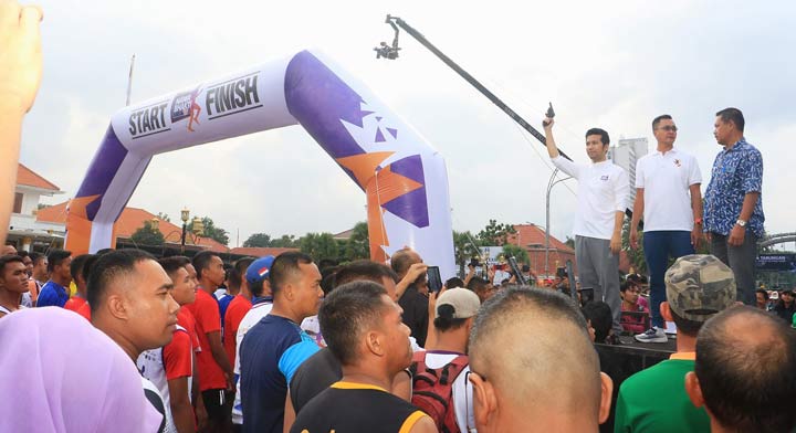 Wakil Gubernur Jawa Timur Emil Elestianto Dardak memberangkatkan peserta lomba lari bertajuk Nawa Bhakti Fun Run 10 K di Gedung Negara Grahadi Surabaya. foto: ist