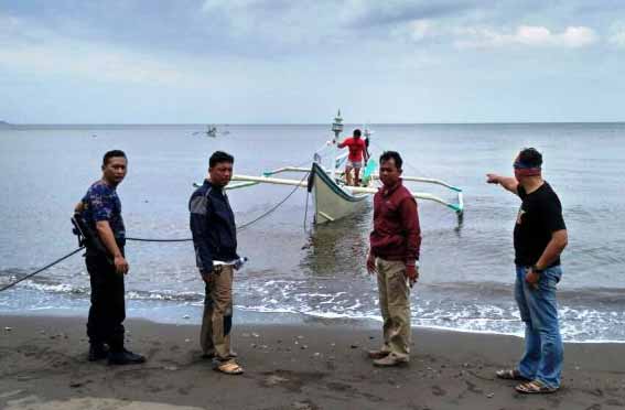 AKP Subandi Kasatpolair Polres Banyuwangi dan Komando Kanit Penegakkan Hukum Aiptu I Gede Ika Darmayasa saat menunjukan barang bukti berupa kapal