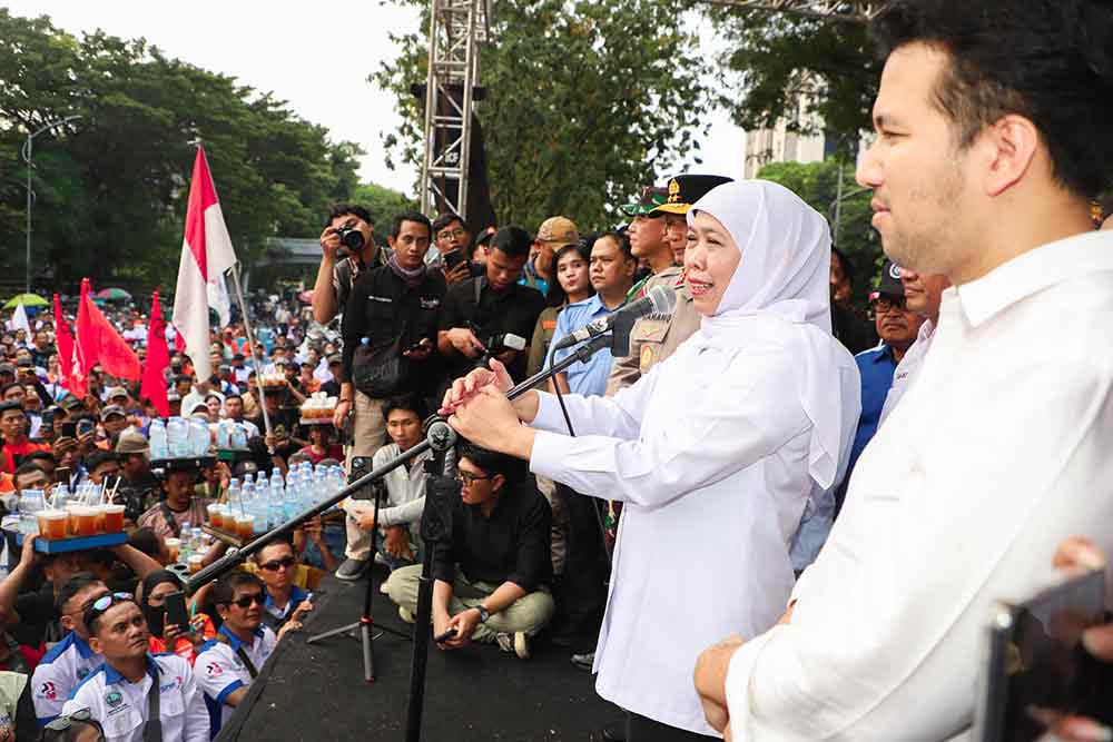 Gubernur Khofifah didampingi Wagub Emil saat memberikan sambutan kepada para buruh dan pekerja di Jatim. (Ist)