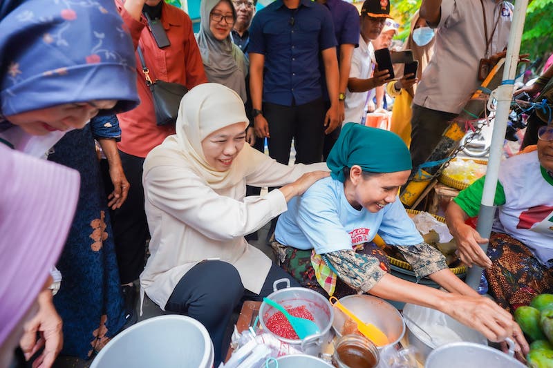 Di Pasar Baru Gresik, Khofifah Panen Dukungan dan Gelar Cek Kesehatan Gratis