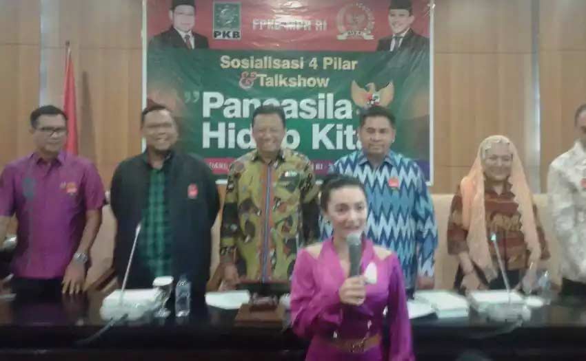 Zaskia Gotik saat membaca Pancasila di acara Empat Pilar FPKB-MPR.