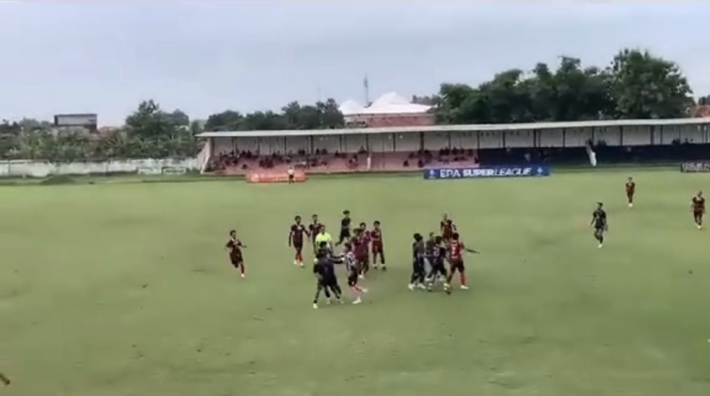 Tangkapan layar video saat keributan pada laga uji coba Persepam Pamekasan Vs. Perseba Bangkalan