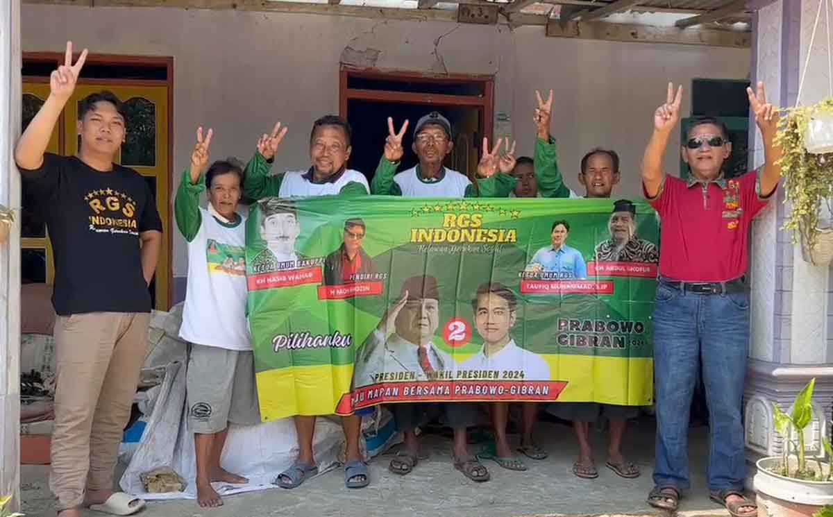 Pendiri RGS Indonesia, Moh.Khozin dan Ketua Umum, Taufiq Muhammad, saat blusukan menggalang dukungan untuk Prabowo-Gibran. Foto: Ist