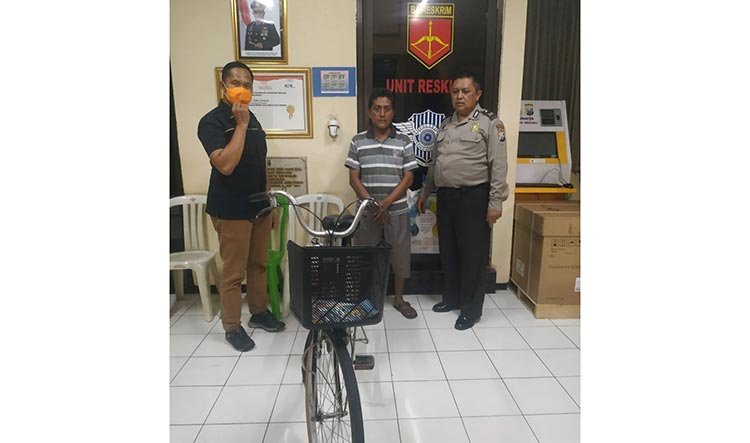 Pelaku beserta barang bukti ketika diamankan petugas.