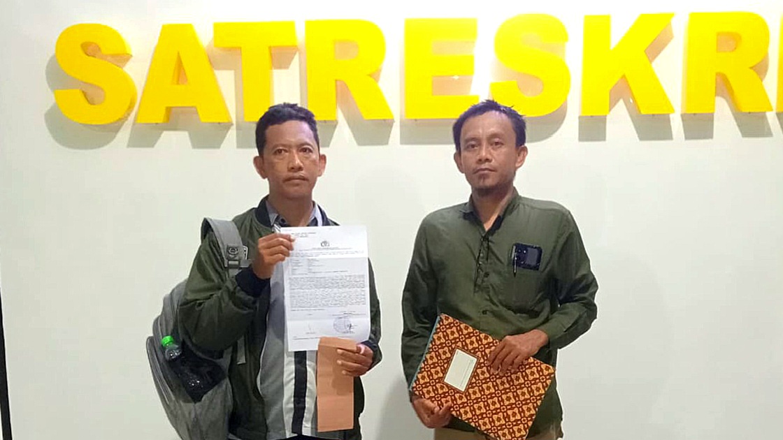 Abd Ghaffar (kiri) didampingi penasihat hukumnya saat melaporkan dugaan penipuan ke Polres Pamekasan.