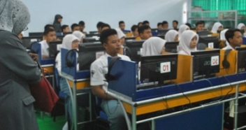 Peserta UN CBT di SMKN I Nganjuk. (Soewandito/BANGSAONLINE)