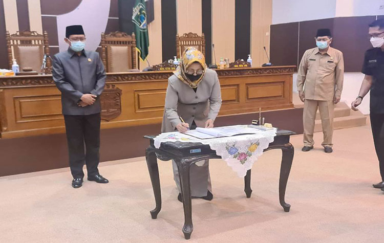 Wakil Ketua DPRD Kabupaten Pasuruan saat menandatangani pengesahan 6 raperda. (foto: ist)