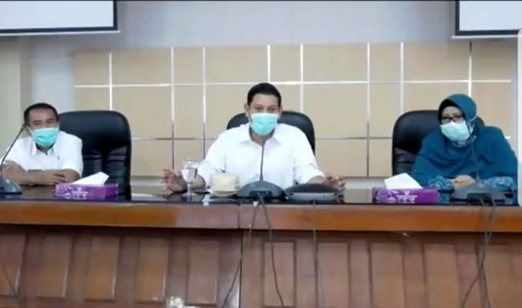Ferry Silviana Abu Bakar, Ketua Tim Penggerak PKK Kota Kediri (kanan) dan Wali Kota Kediri Abdullah Abu Bakar (tengah) saat webinar dengan aplikasi Zoom. (foto: ist)