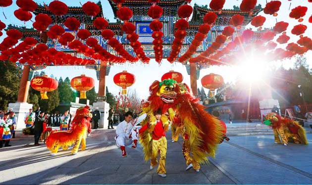 TRADISI RUTIN: Atraksi barongsai yang digelar oleh Malang Town Square (Matos). foto: tuhu priyono/ BANGSAONLINE