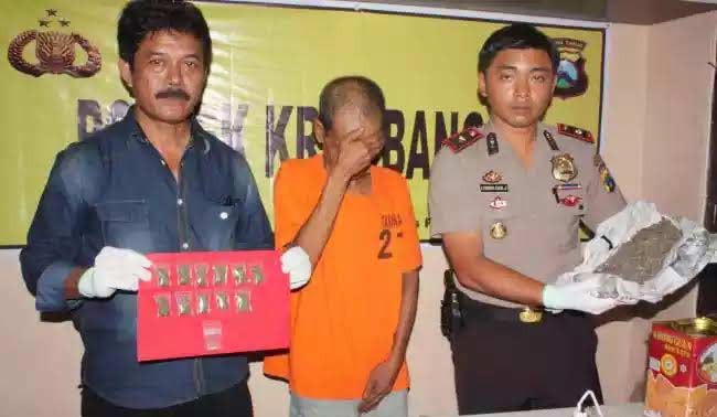 Tersangka Sarip didampingi Kapolsek Krembangan Kompol Made. foto: ekoyono/ BANGSAONLINE