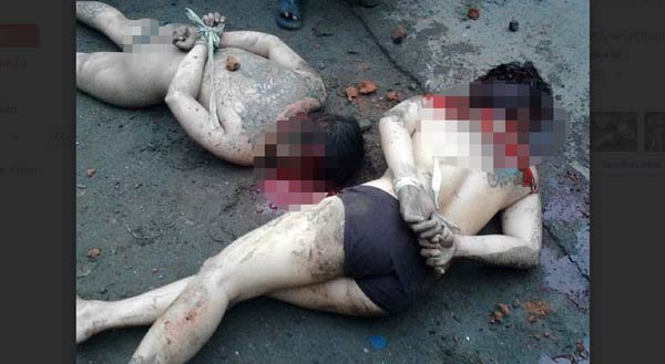 Kedua jambret yang tewas berdarah-darah dalam kondisi telanjang usai dihajar massa. foto: catur andy/ BANGSAONLINE