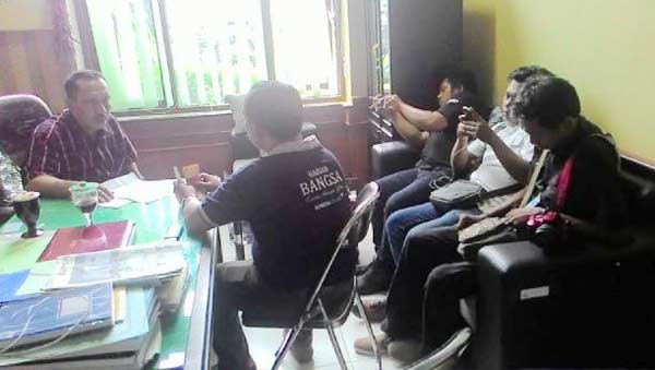 PWI Sampang saat melapor kepada Kejari, kemarin. foto: istimewa