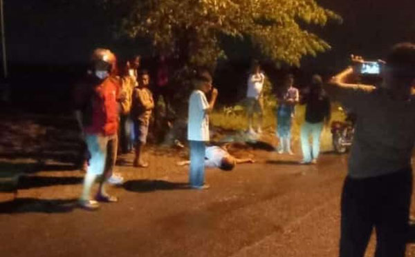 Warga saat menemukan korban begal di samping jalan di sekitar Desa Watesari, Kecamatan Balongbendo, Kabupaten Sidoarjo.