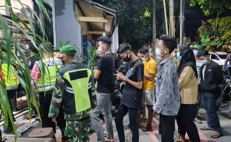 Para pembeli diminta untuk keluar dari dalam toko, mereka diminta untuk antre di luar toko dan masuk secara bergantian. (foto: ist)